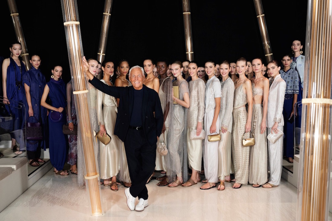 Giorgio Armani with the models dressed in Giorgio Armani s-s 2023 collection (Courtesy Giorgio Armani)