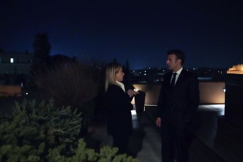 Meloni e Macron, quasi amici. Con l’aiuto del Quirinale. Ecco chi sono i consiglieri della premier nei rapporti con l’Europa, la Germania e la Nato