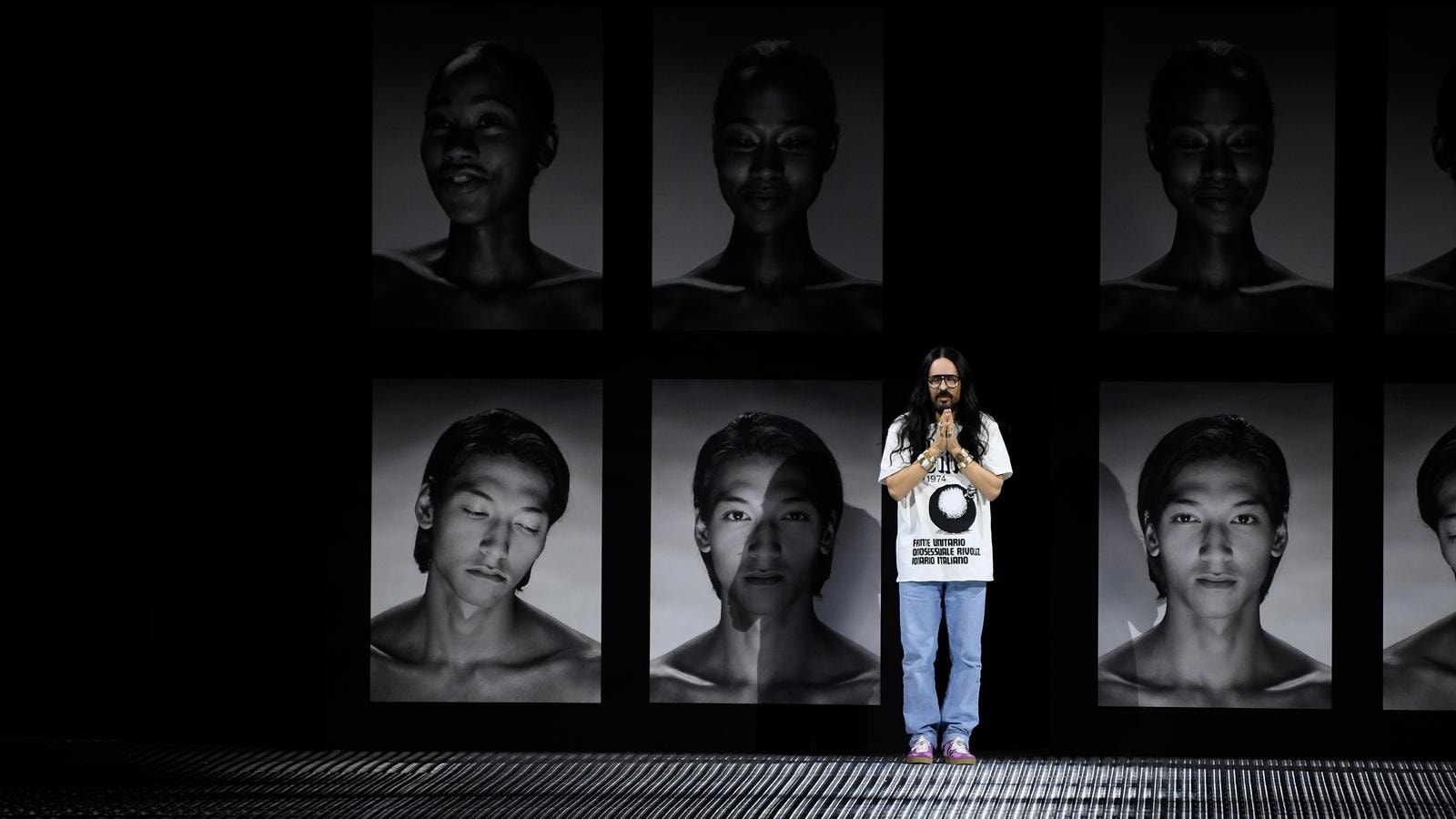 Alessandro Michele durante l'ultimo show di Gucci (courtesy Gucci)