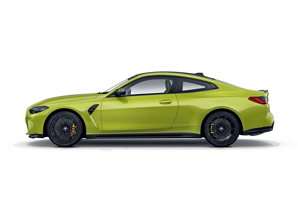 La BMW M4 Competition si veste a festa. Edizione speciale con Alcantara per i 50 anni del marchio M