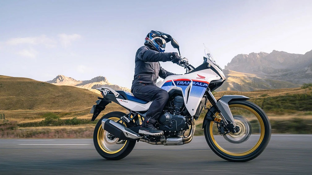 Look da «nave del deserto», motore compatto e praticità da tuttofare. La seconda vita sull’asfalto della Honda Transalp 750