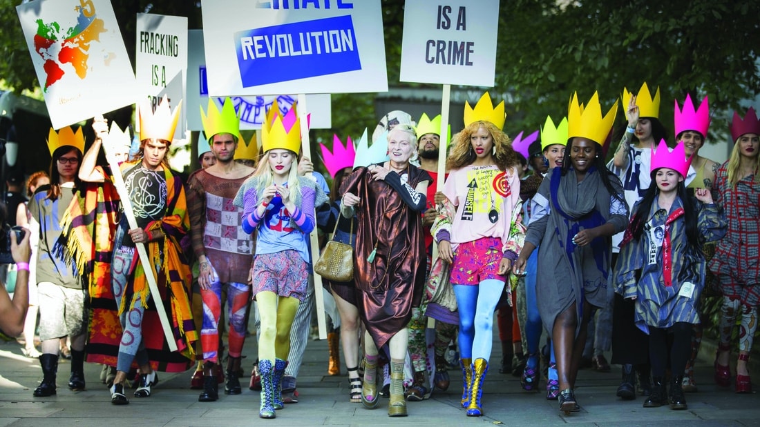 La protesta per il clima organizzata da Vivienne Westwood dopo la sfilata s-s 2016 (courtesy Vivienne Westwood)