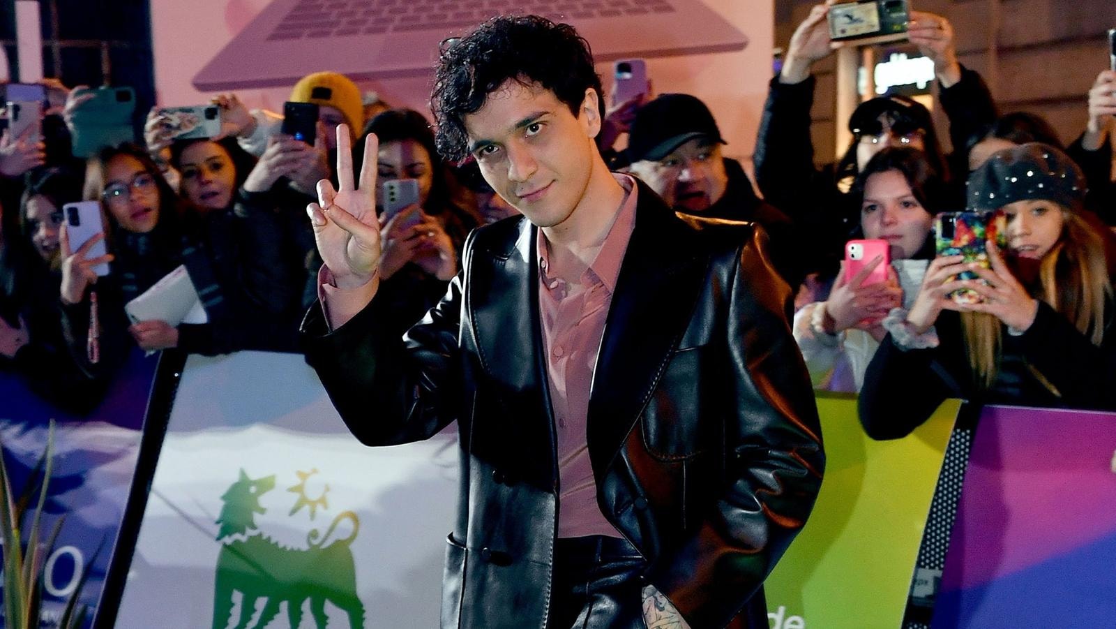 Tananai in Gucci on the Sanremo green carpet (courtesy of Gucci/Ipa)