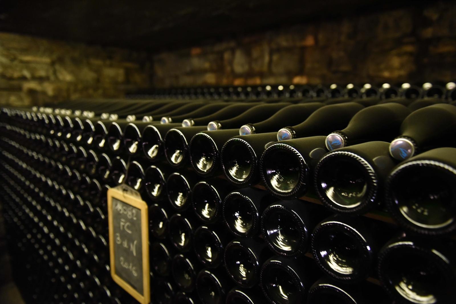 Vino, lo champagne rende pi&ugrave; di oro e S&amp;P 500: ecco i migliori marchi su cui investire