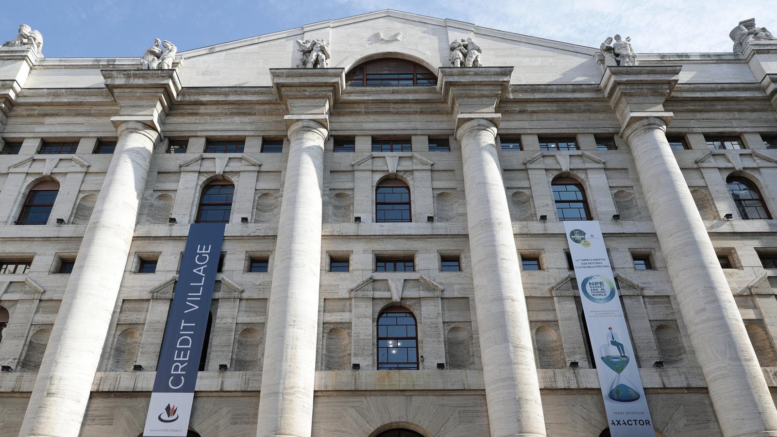 Borse oggi in diretta | Il Ftse Mib chiude in rosso (-1,65%). In rialzo Campari e Stm, il peggiore titolo &egrave; Saipem
