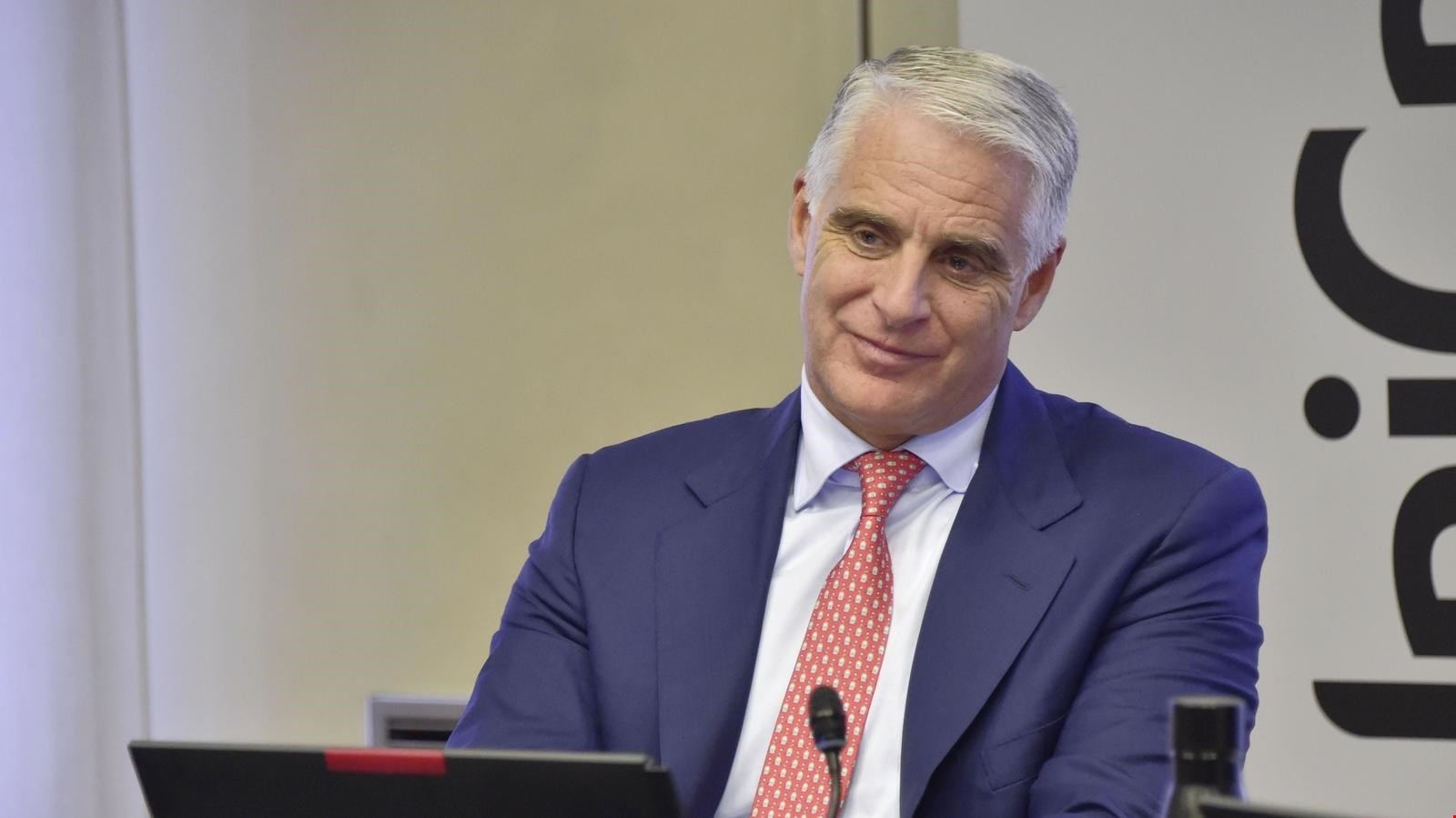 Il ceo di Unicredit Andrea Orcel fissa i paletti del m&amp;a: matrimonio solo alla pari 