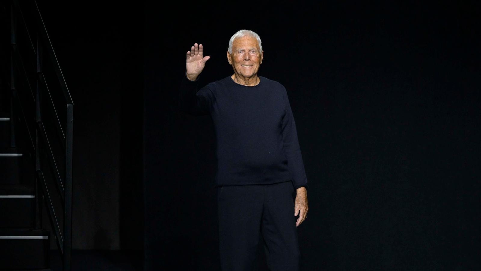 Giorgio Armani nel finale della sfilata Emporio Armani fall-winter 2023/24