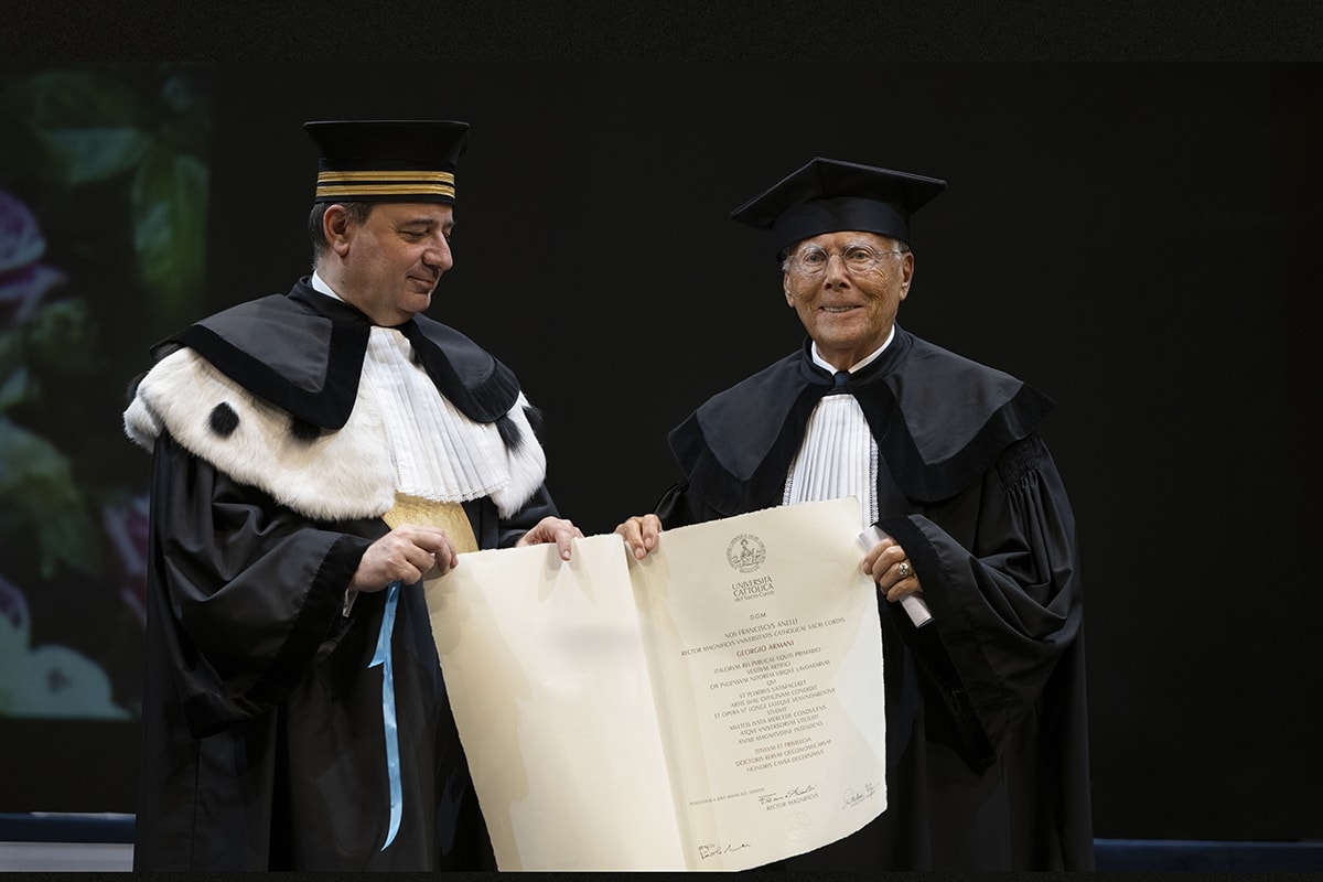 Giorgio Armani and the rector of the Sacred heart catholic university, Franco Anelli (ph Sgp, courtesy Giorgio Armani)