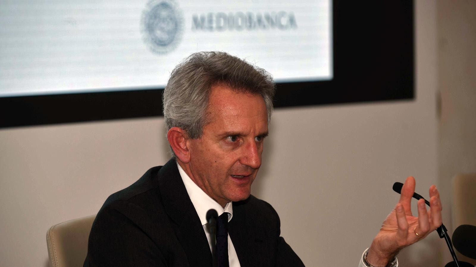 Alberto Nagel, ceo Mediobanca, mentre spiega, Imagoeconomica
