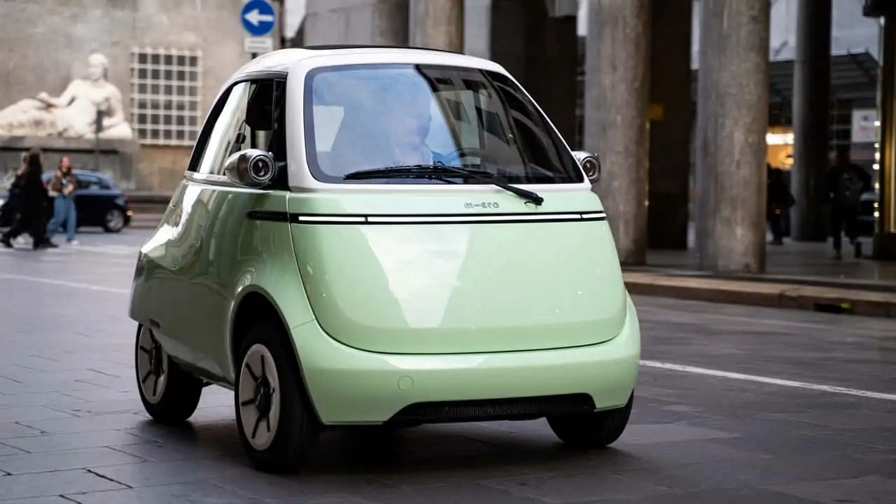 Microlino, la micro-car dell’Elon Musk svizzero prodotta a Torino arriva sulle strade italiane. 