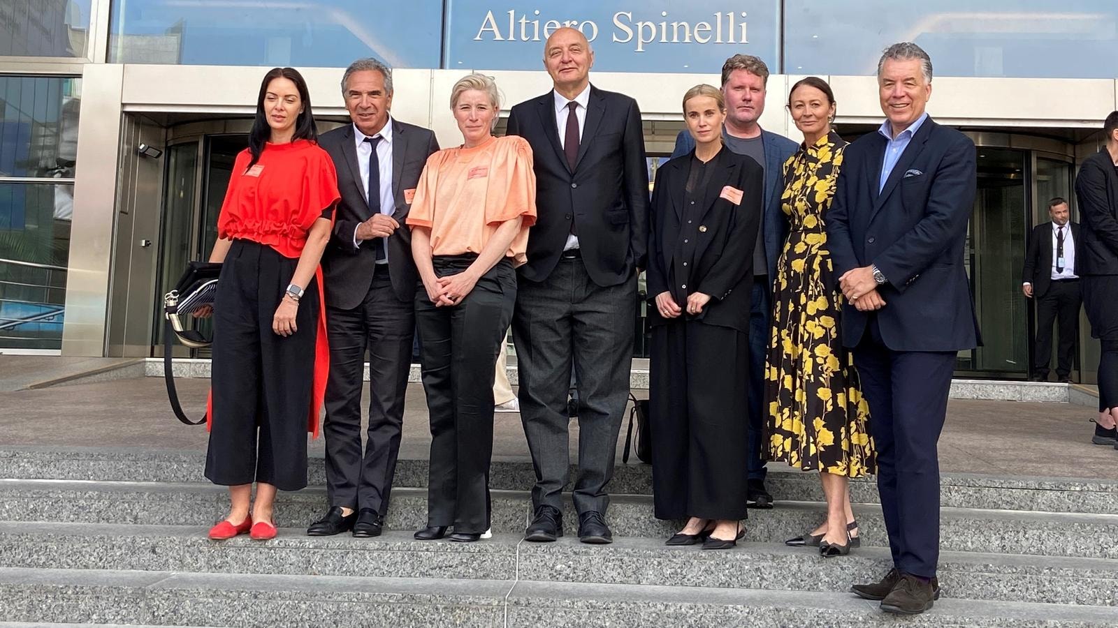 Da sinistra, Zuzana Bobkova, Carlo Capasa, Elke Timmerman, Pascal Morand, Cecile Thorsmark, Scott Lipinski, Caroline Rush e Christian Ehler a Bruxelles (courtesy Cnmi-Camera nazionale della moda italiana)