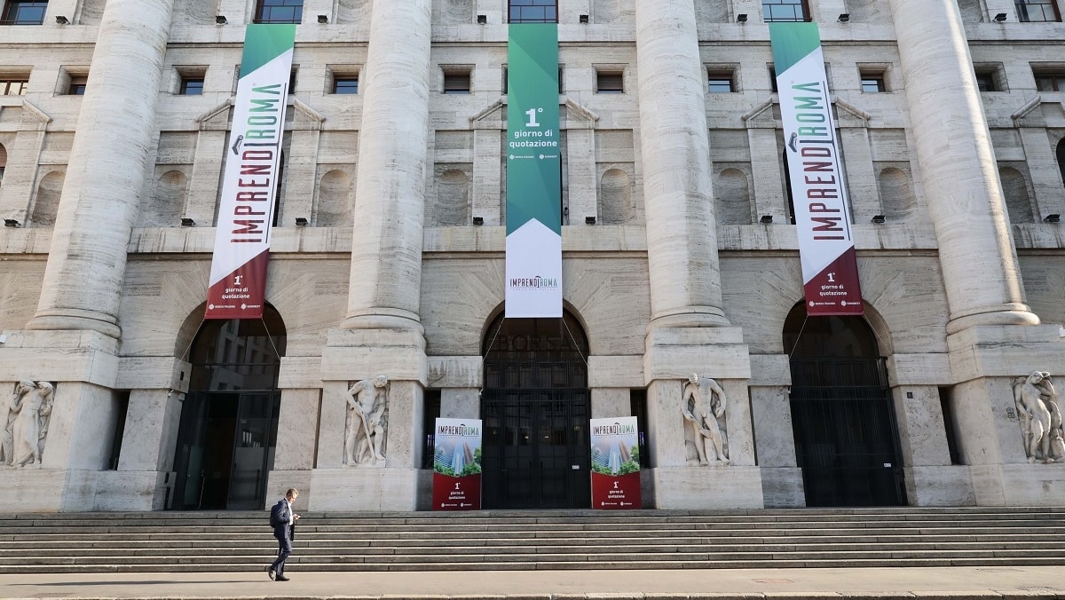 Borse oggi in diretta | Piazza Affari chiude in rialzo (+0,6%). Sul podio Cnh, Recordati e Teneris. Prosegue il rally di Mfe