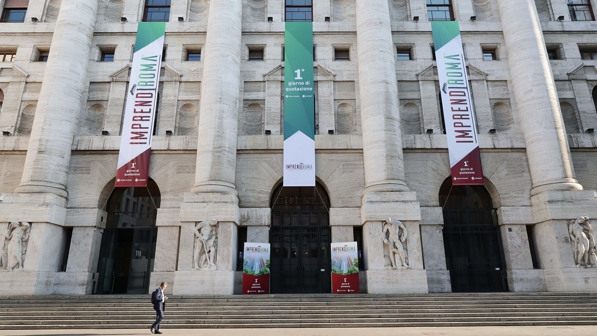 Borse oggi in diretta | Piazza Affari chiude sotto la parit&agrave; (-0,3%). I migliori titoli Fineco, Mps e Tenaris. Scende Italgas