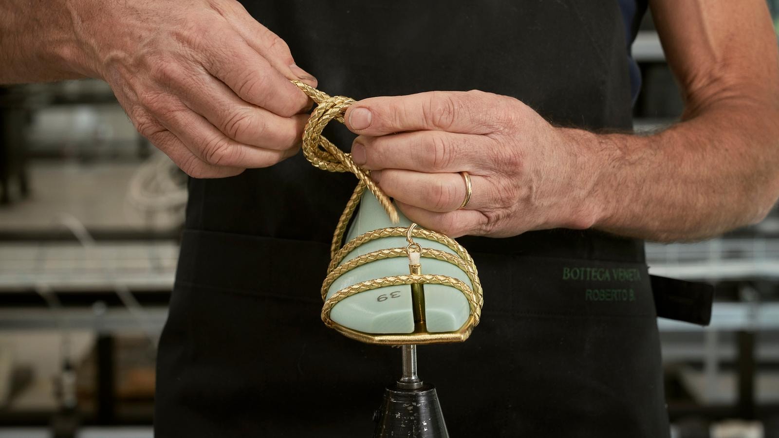 Una lavorazione nell'atelier di Bottega veneta (courtesy Bottega veneta)