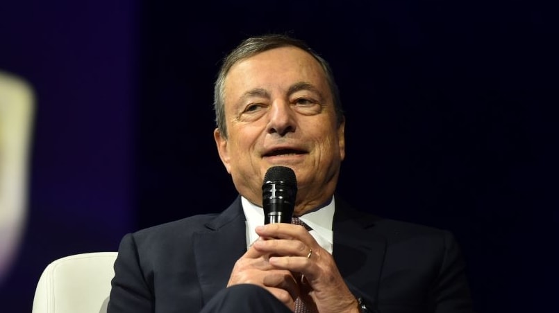 Draghi: le banche centrali continuino a combattere l’inflazione, non c’&egrave; motivo di cambiare l’obiettivo del 2%