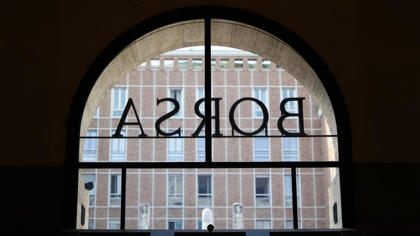 Borse oggi in diretta | Piazza Affari chiude in rialzo (+1%). Sul podio Stellantis, Bpm e Tenaris. In ribasso Nexi