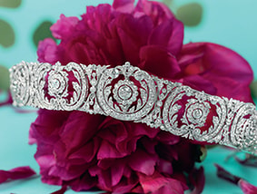 Diamanti, collane e anelli: quanto rendono i preziosiCollana di epoca vittoriana che si può indossare anche come tiara, in oro, argento e diamanti (Christie's)Leo CriacoCollana con zaffiri e diamanti; anello con rubino e diamante; diamante non montato; anello con zaffiro e diamante, anello con diamante colorato (Christie’s)Sara MiconiCollana di perle di giada con rubini e diamanti; anello di Bvlgari con diamante blu; orecchini con diamante rosa e diamanti fantasia (Sotheby's)Eleonora D’OttaviCollana/tiara con diadema di diamanti (Bonhams)