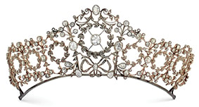 Diamanti, collane e anelli: quanto rendono i preziosiCollana di epoca vittoriana che si può indossare anche come tiara, in oro, argento e diamanti (Christie's)Leo CriacoCollana con zaffiri e diamanti; anello con rubino e diamante; diamante non montato; anello con zaffiro e diamante, anello con diamante colorato (Christie’s)Sara MiconiCollana di perle di giada con rubini e diamanti; anello di Bvlgari con diamante blu; orecchini con diamante rosa e diamanti fantasia (Sotheby's)Eleonora D’OttaviCollana/tiara con diadema di diamanti (Bonhams)Tiara di diamanti attribuita a Giuseppe Knight (Bonhams)