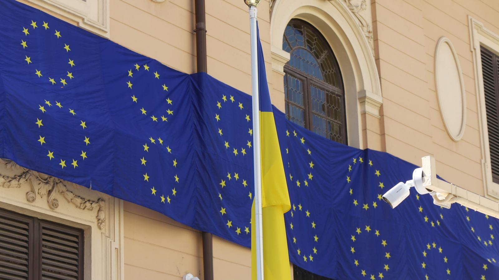 Bandiere Ue e dell'Ucraina