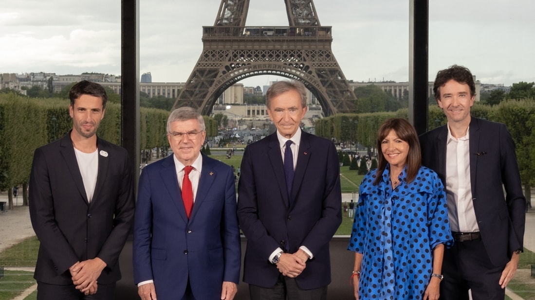 Bernard and Antoine Arnault at the formalization of the partnership between Lvmh and the Olympic Games (courtesy Lvmh/Philippe Servent)