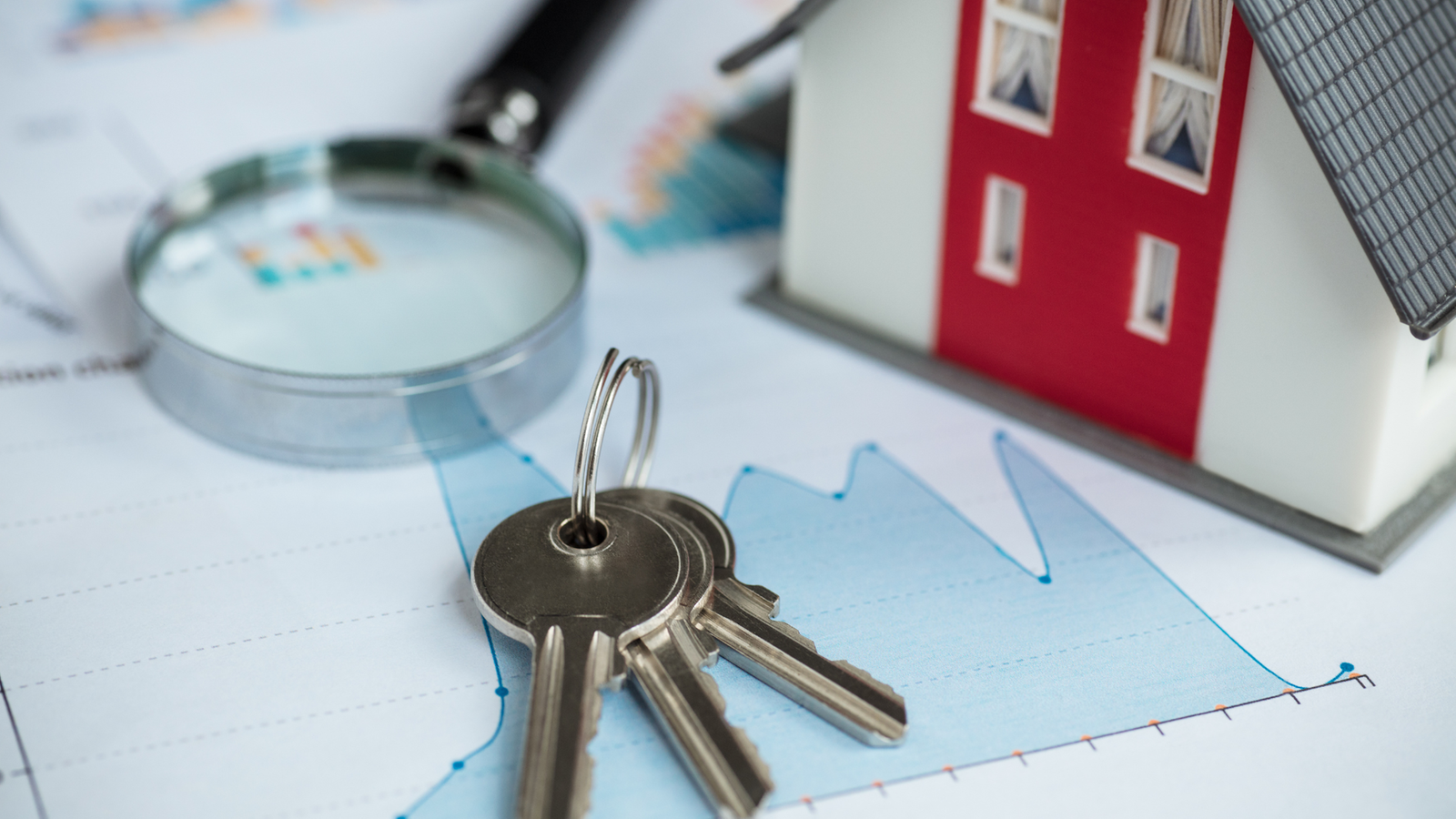Mutui, con il rialzo dei tassi Bce le rate dei variabili aumentano fino a 300 euro rispetto a un anno fa. Il picco a dicembre 