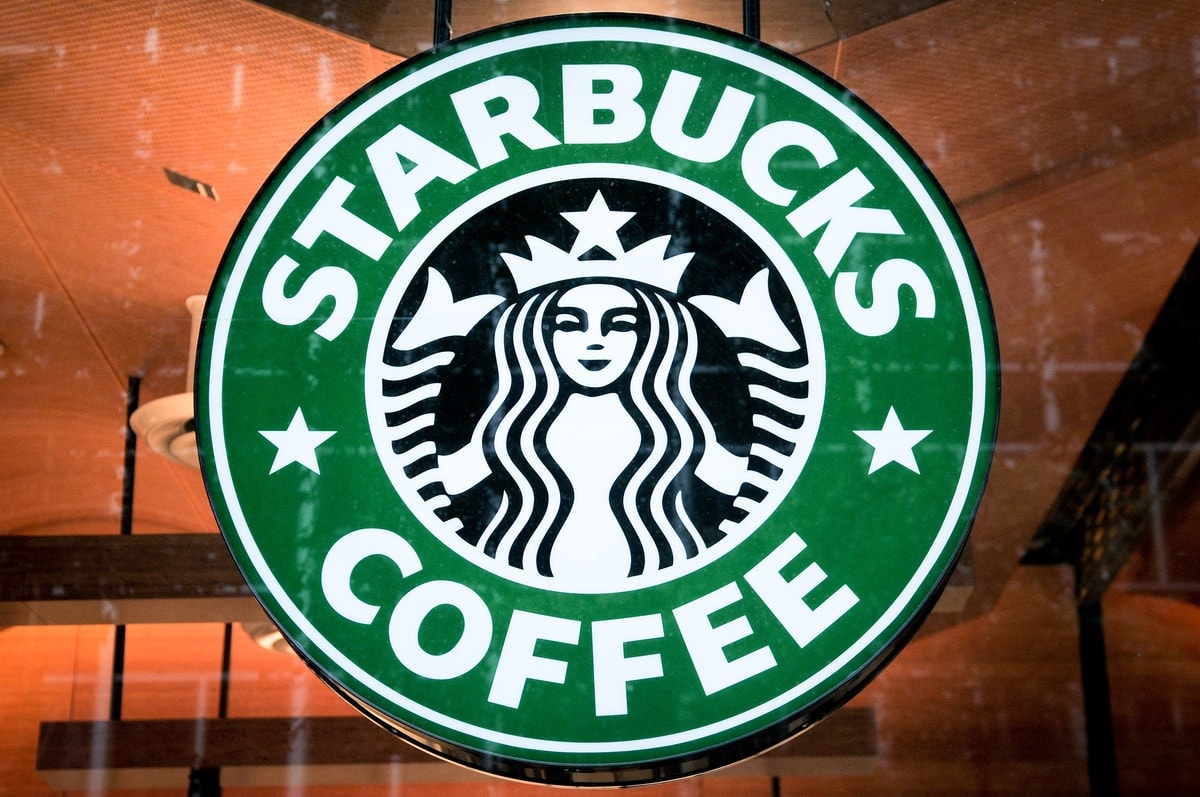Starbucks: l’utile del trimestre batte le attese. Il colosso del caff&egrave; rallenta in Nord America, ma torna a crescere in Cina