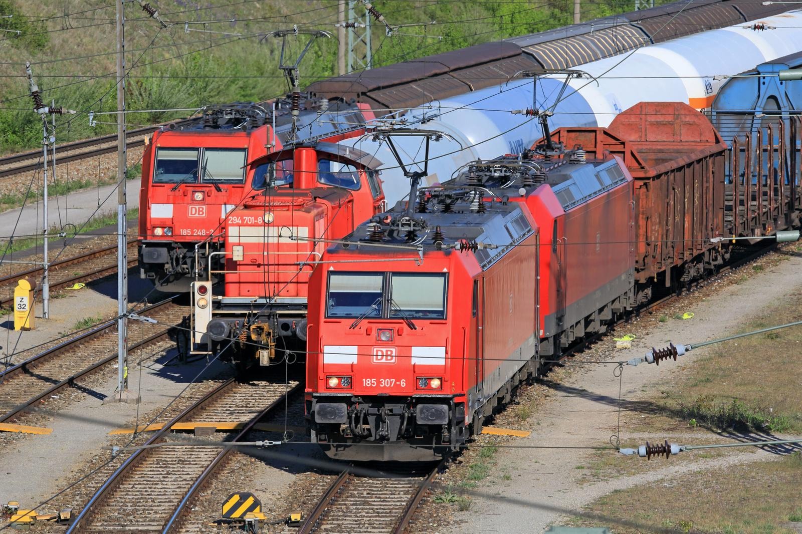 Rangierbahnhof M&uuml;nchen Nord mit Elloks der Baureihe 294 von DB Cargo und einer Diesellok der Baureihe 294 beim rangieren.