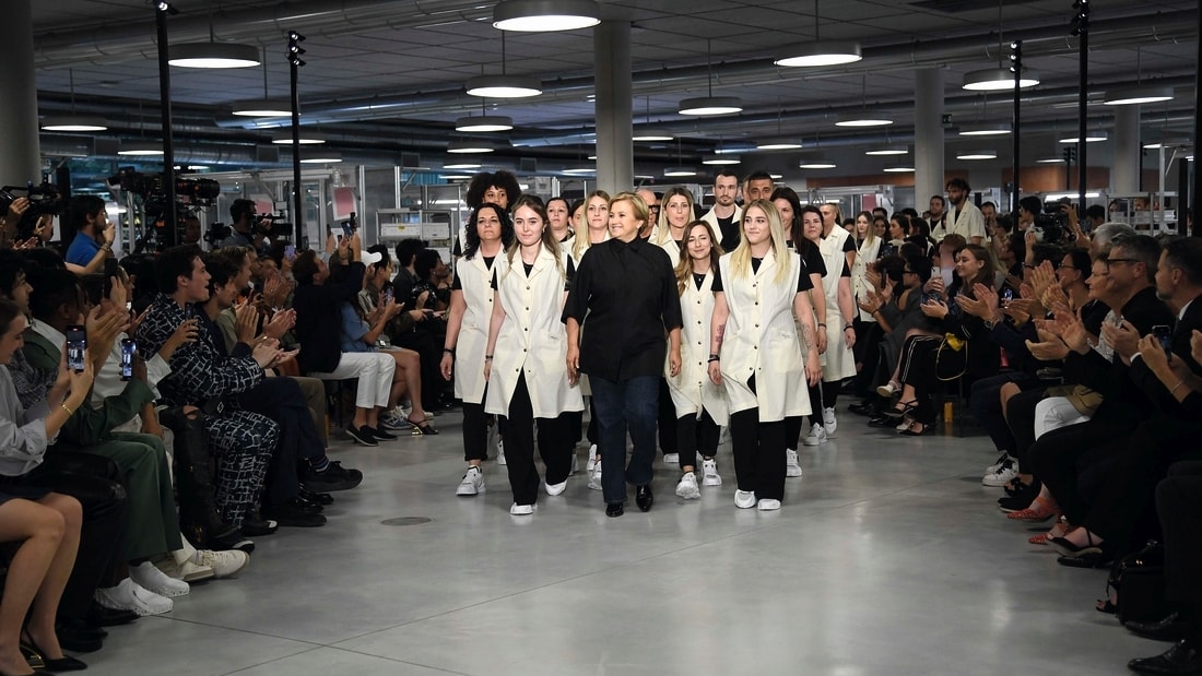 Il finale della sfilata Fendi spring-summer 2024 nella Factory di Capannuccia (courtesy Fendi)