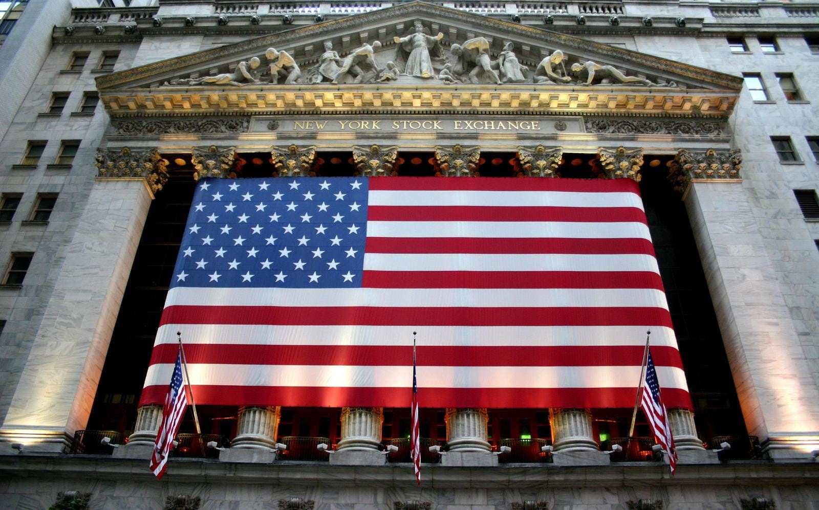 La diretta da Wall Street | Borse Usa contrastate. L’occupazione resta tonica, timori per nuovi rialzi dei tassi della Fed. Tre titoli da monitorare