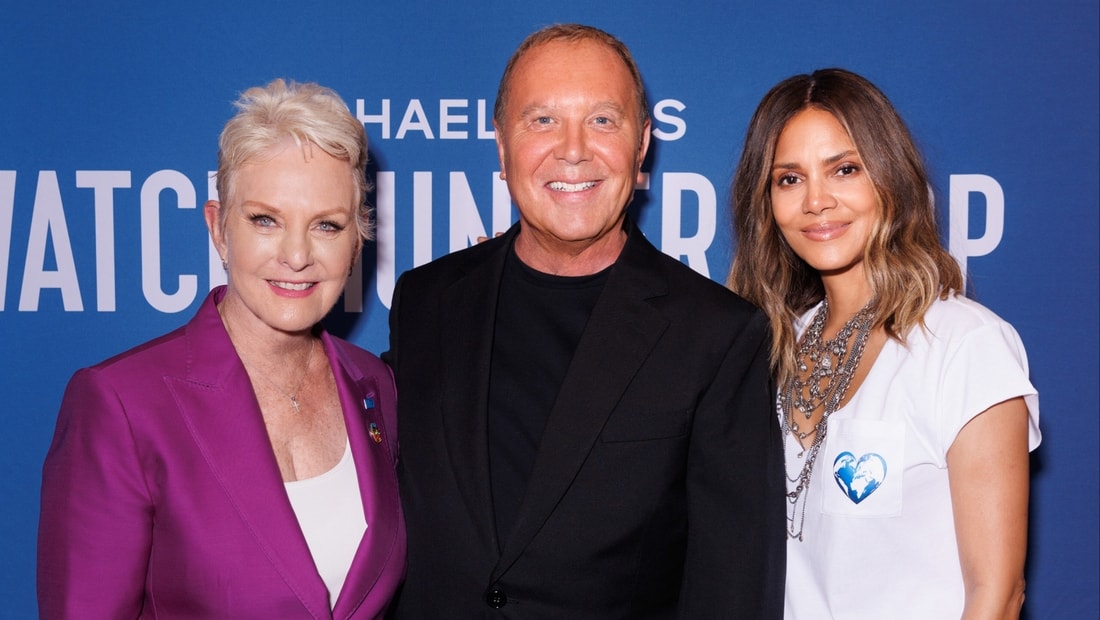 Michael Kors tra Cindy McCain e Halle Berry (courtesy Michael Kors)