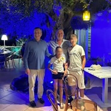 Quella tranquillit&agrave; di Mario Draghi in Sicilia promette bene per l'EuropaMario Draghi con il ristoratore Vittorio e due nipoti del ristoratore