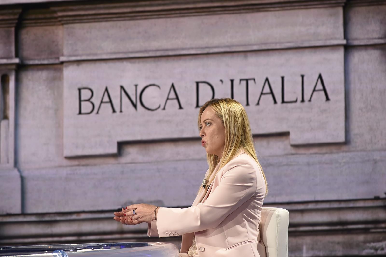 Presidente del Consiglio Giorgia Meloni, Banca d'Italia sullo sfondo