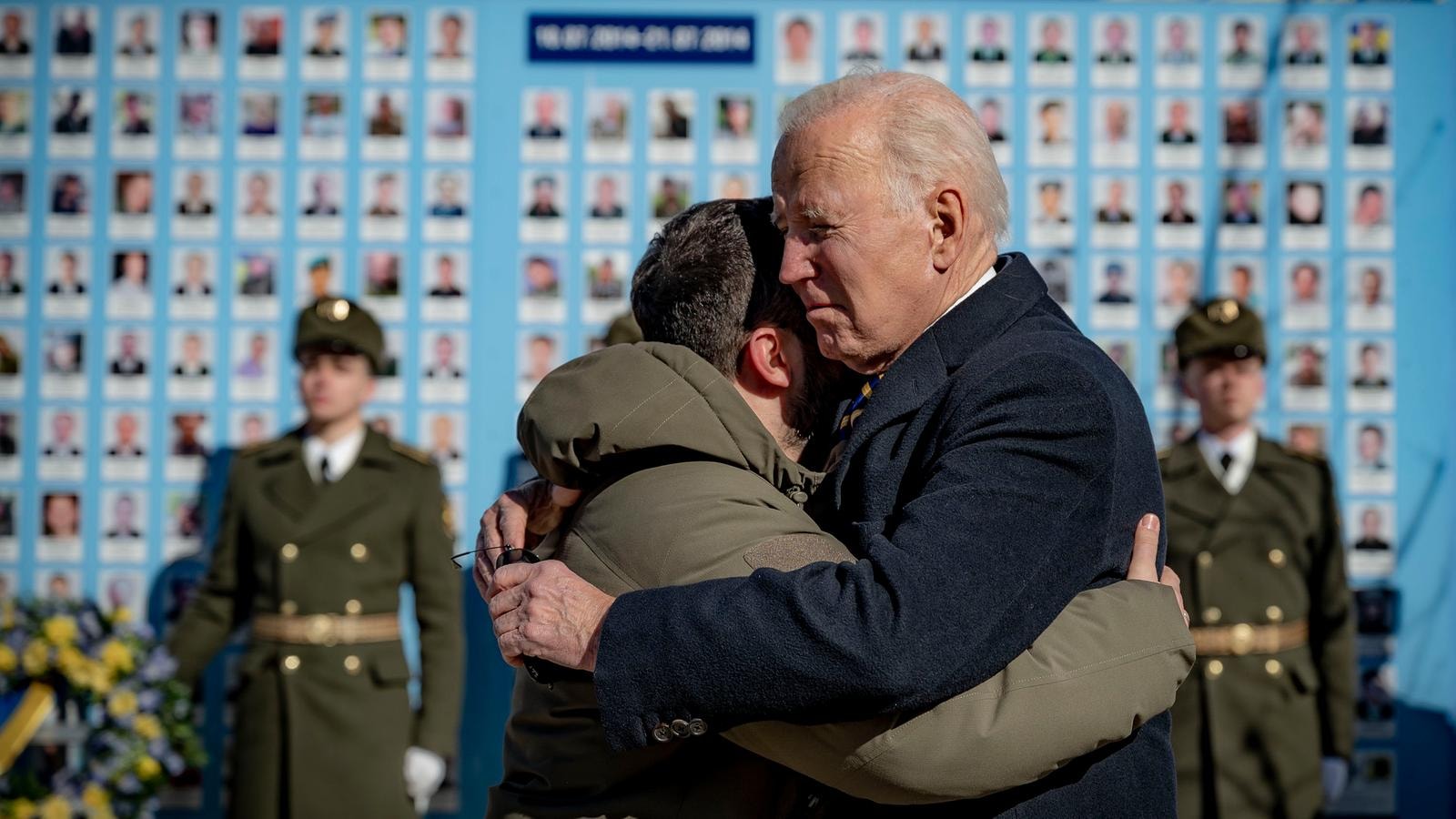Joe Biden abbraccia Volodymyr Zelensky