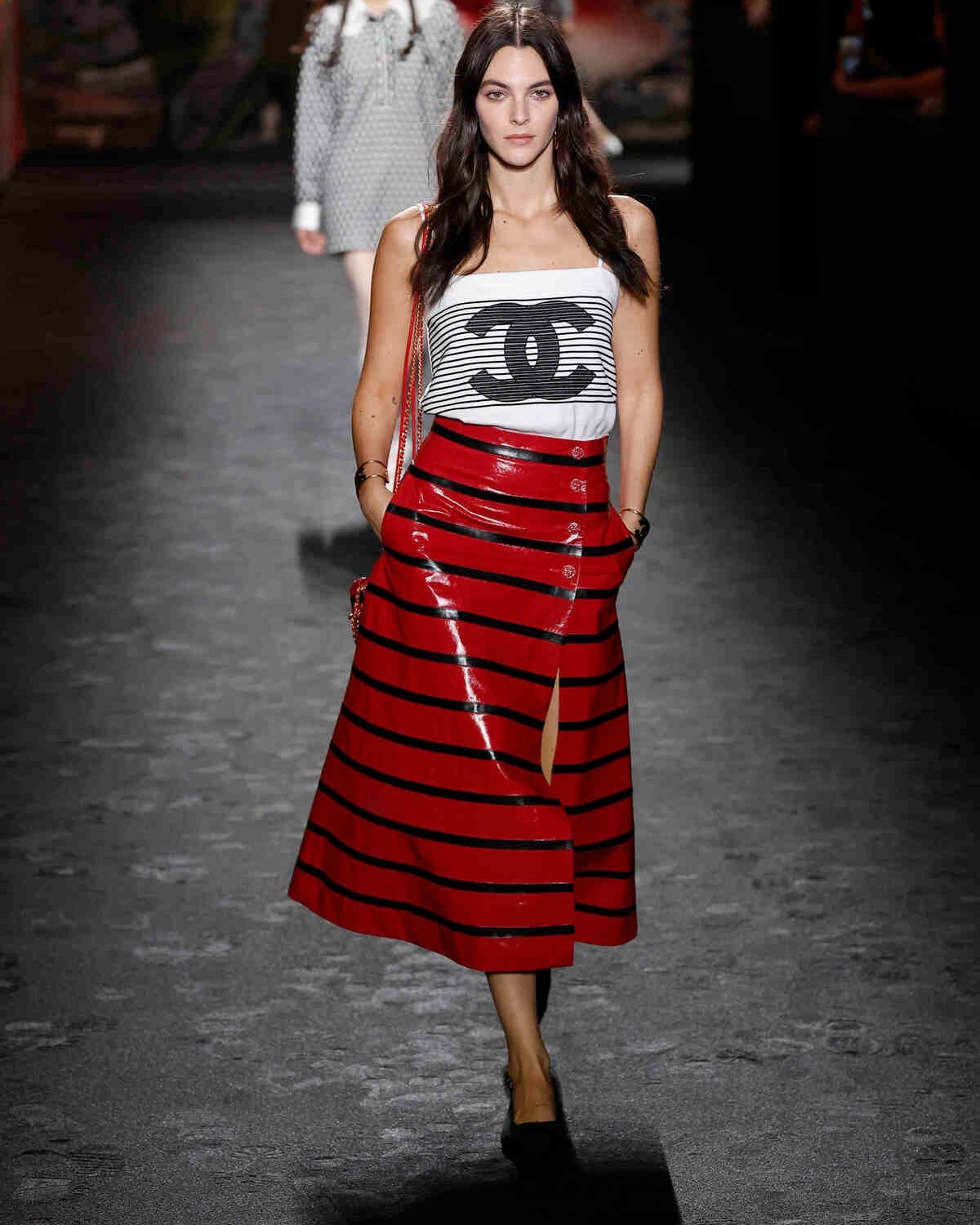 Vittoria Ceretti indossa un look spring-summer 2024 di Chanel