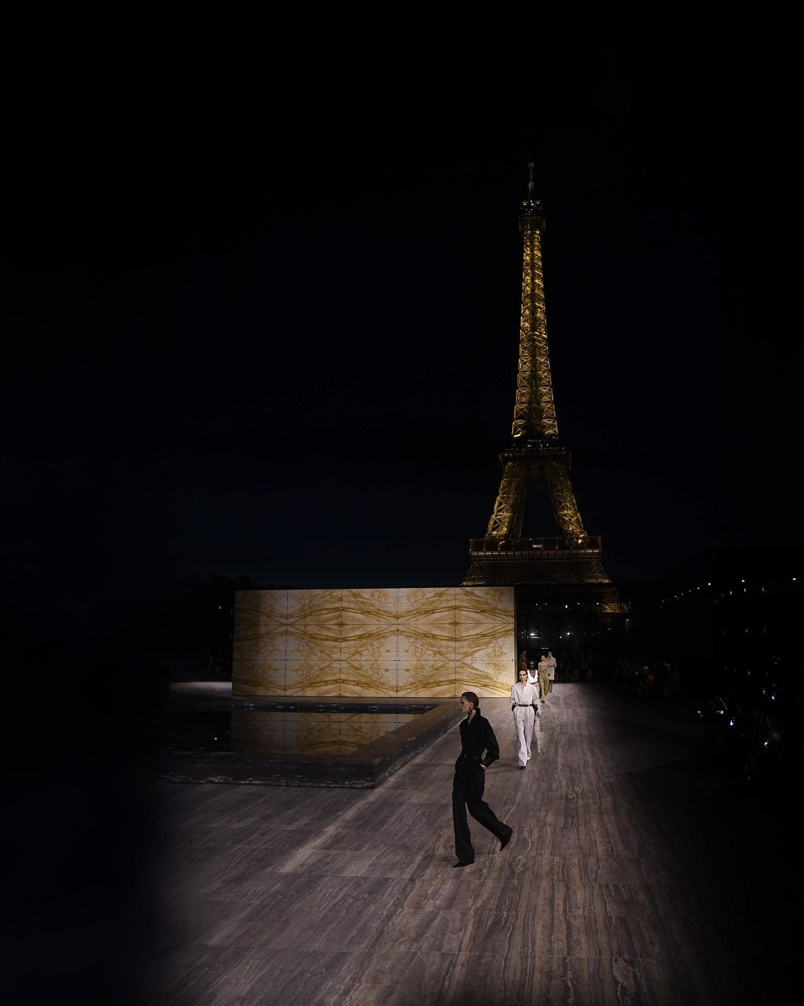 Un momento della sfilata spring-summer 2024 di Saint Laurent