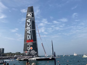 Barcolana, vince Arca. Ma gli occhi sono puntati sul mega yacht russo confiscato (che costa caro all’Italia)
