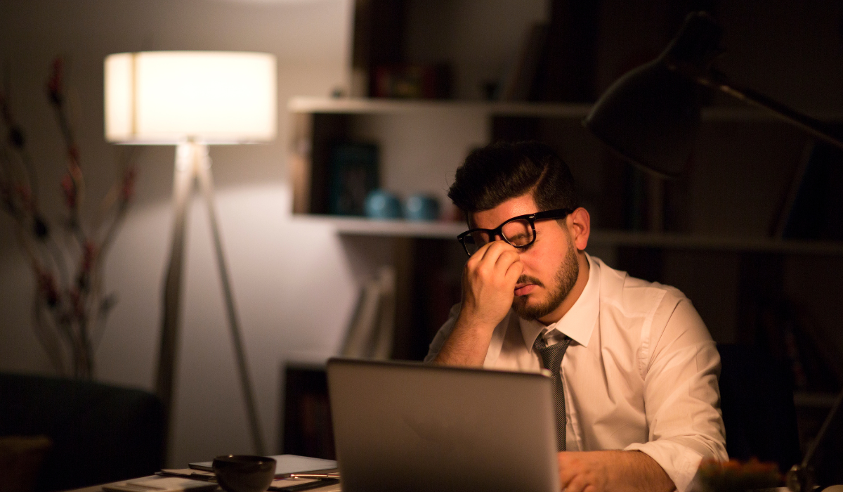 Ansia e insonnia per una persona su due a causa del lavoro. L’indagine Bva Doxa sul benessere psicologico nelle aziende italiane