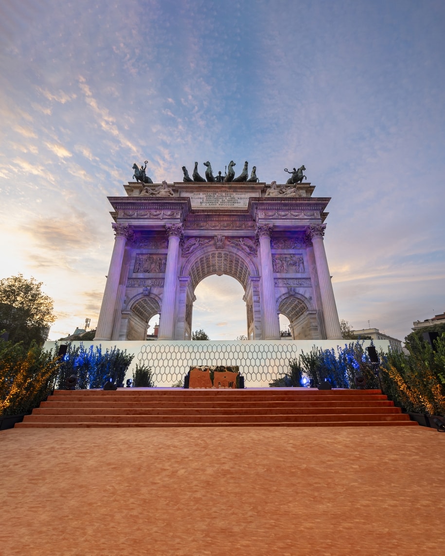 L’arco della pace a Milano per la mostra Serpenti by Bulgari (foto Gabriele Basilico)