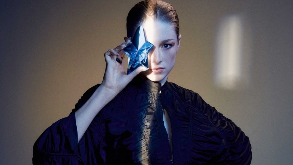 Hunter Schafer nella campagna Angel elixir di Mugler (courtesy L'Oréal)