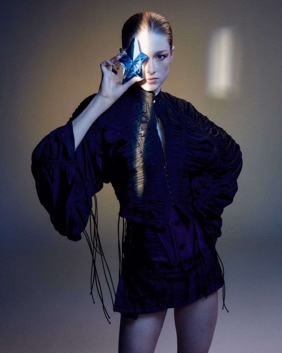 Hunter Schafer nella campagna Angel elixir di Mugler (courtesy L'Oréal)