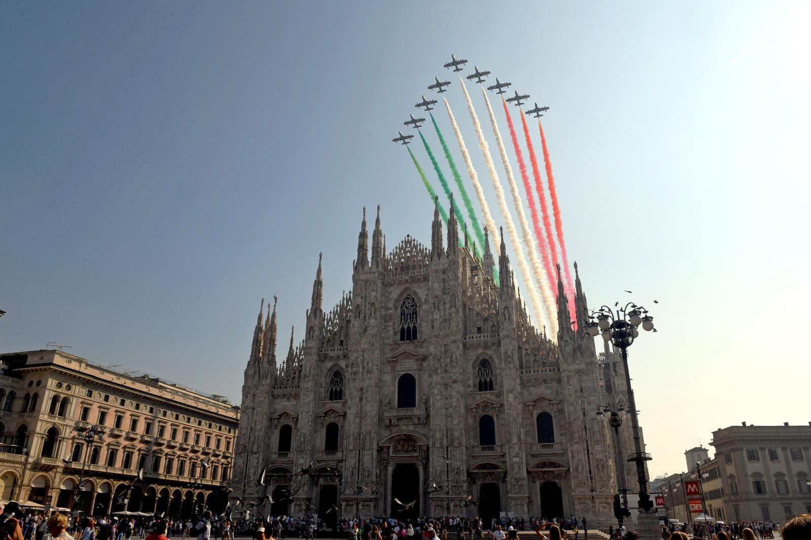 Tricolor arrows pass over Milan Cathedral