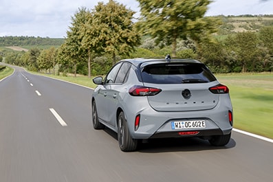 Opel Corsa, nuovo look e due versioni elettriche