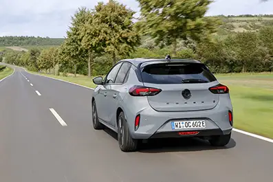 Opel Corsa, nuovo look e due versioni elettriche
