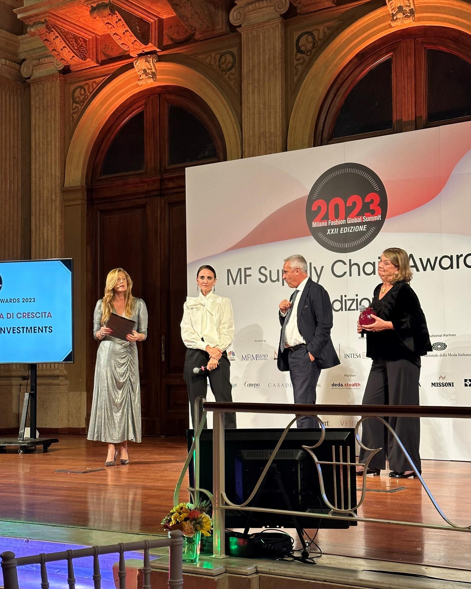 La premiazione degli MF Supply chain awards con Alessandra Facchinetti, Ruggero Jenna di Ethica global investments e Vittoria Varianini di Lanificio dell’Olivo