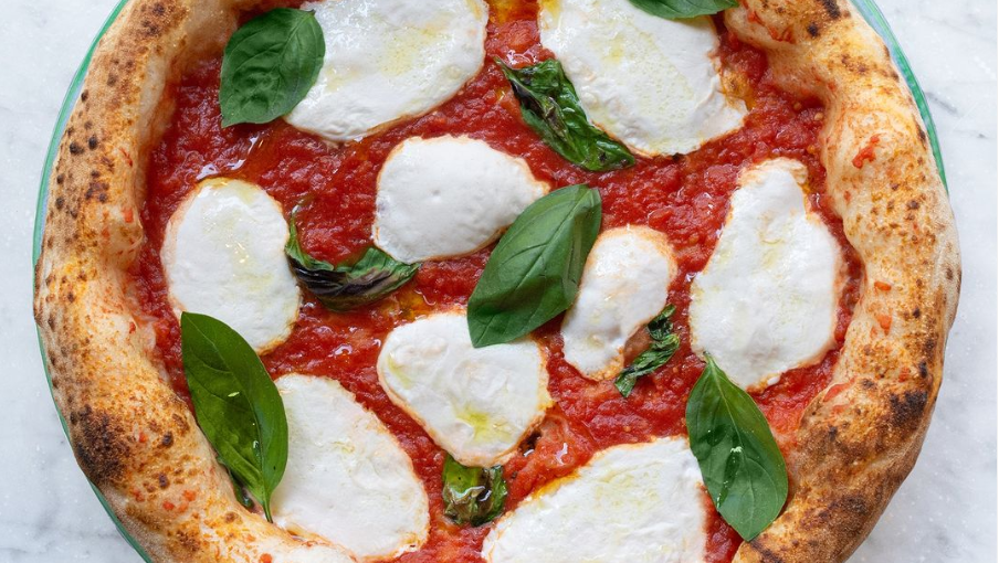 Una pizza con la mozzarella vegana di Dreamfarm