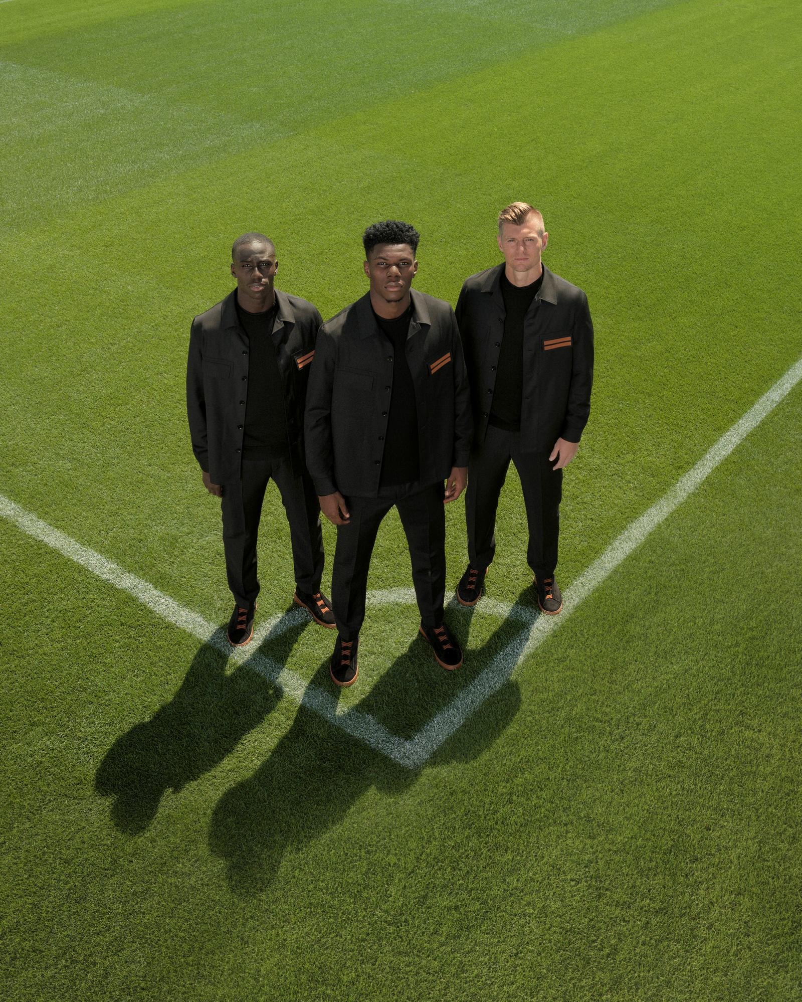Da sinistra, i calciatori Ferland Mendy, Aurélien Tchouameni e Toni Kroos indossano il nuovo guardaroba Zegna x Real Madrid (courtesy Zegna)