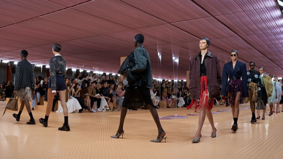 Il finale dello show spring-summer 2024 di Prada (courtesy Prada)
