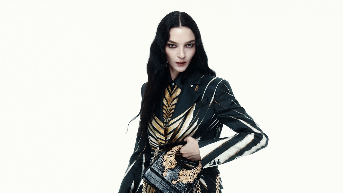Mariacarla Boscono nella campagna per la Roar bag di Roberto Cavalli (courtesy Roberto Cavalli)