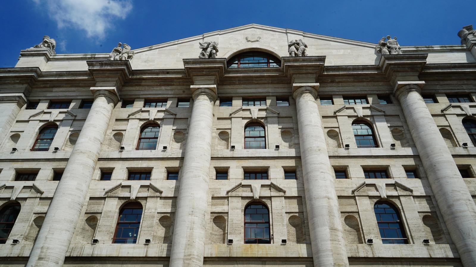 Borse oggi in diretta | Piazza Affari chiude sopra la parit&agrave; (+0,4%). In luce Mps, Cucinelli e Amplifon, vendite su Stellantis