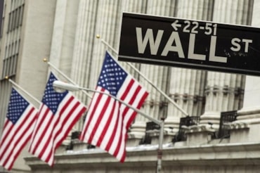 A sign hangs in front of U.S. flags outside of the New York Stock Exchange in New York September 1, 2015.  REUTERS/Lucas Jackson